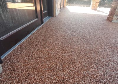 Kőszőnyeg csepelen egy család teraszán és a lépcsőjén.